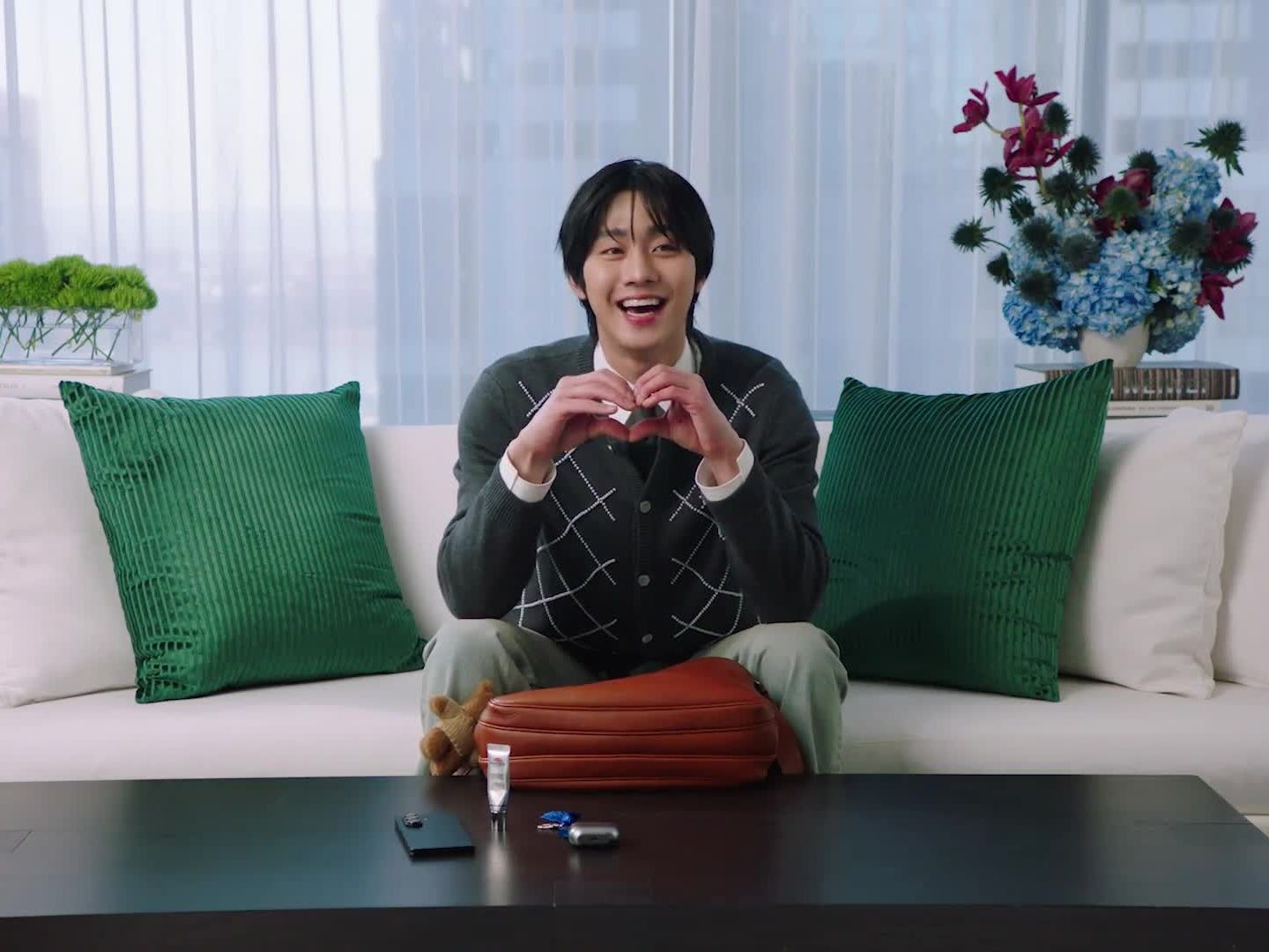 Ahn Hyo-seop’s Messenger Bag Is Filled With Fan Gifts