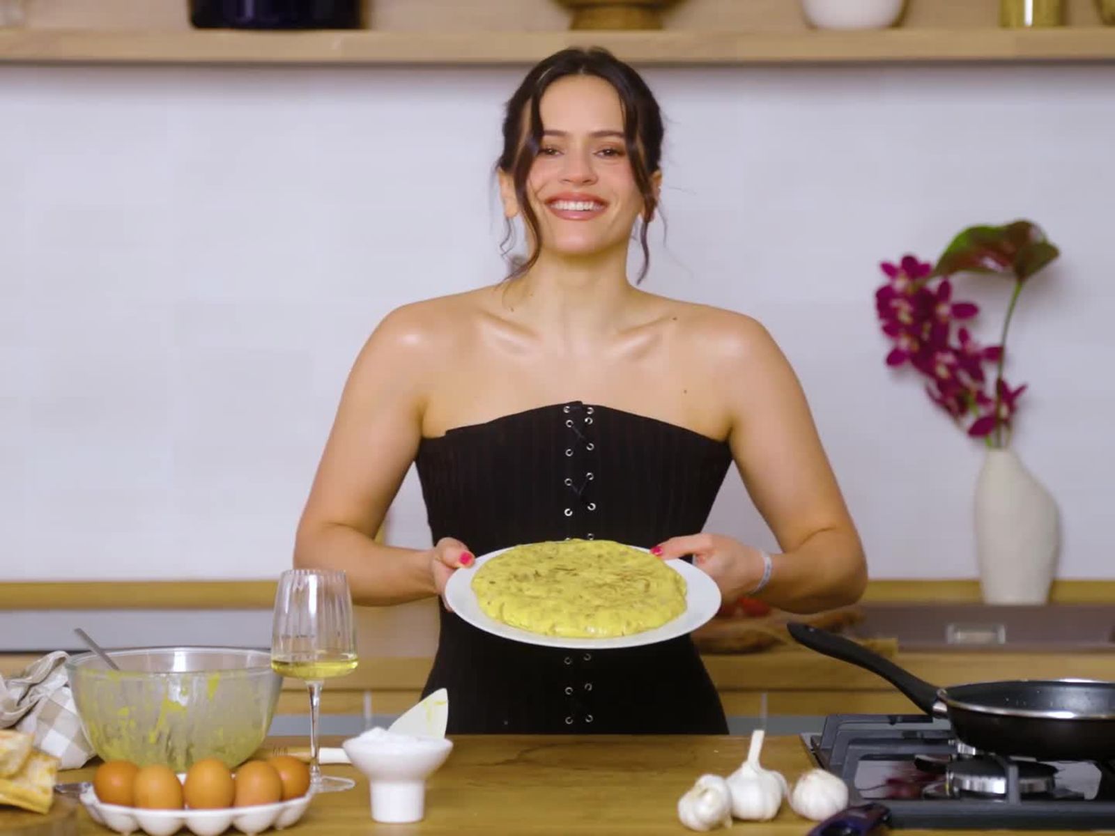 Rosal&iacute;a Makes a Spanish Potato Omelette Her Way—With a Side of “Cooking Drama”